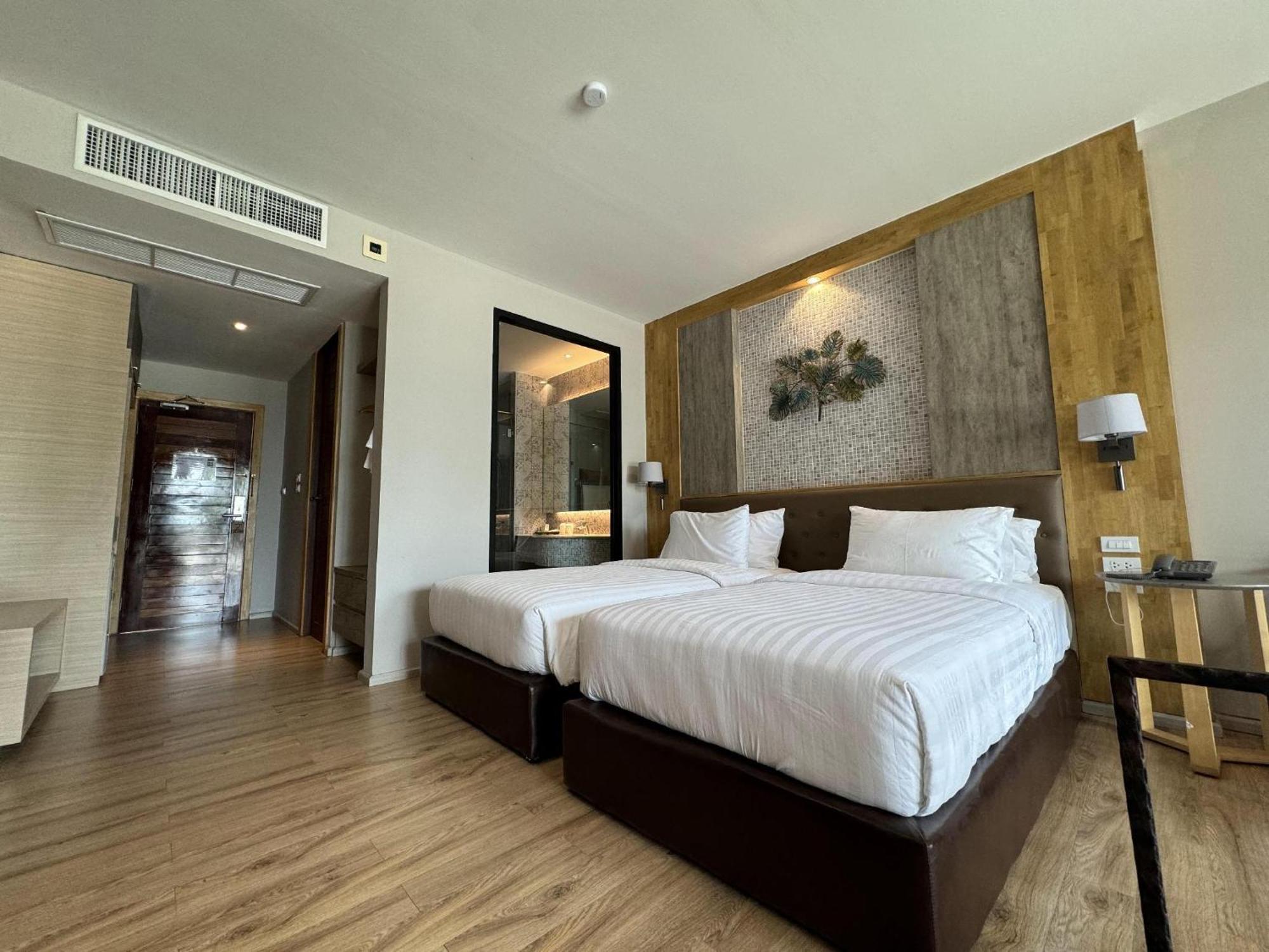 La Isla Pranburi Beach Resort Sam Roi Yot Exterior photo