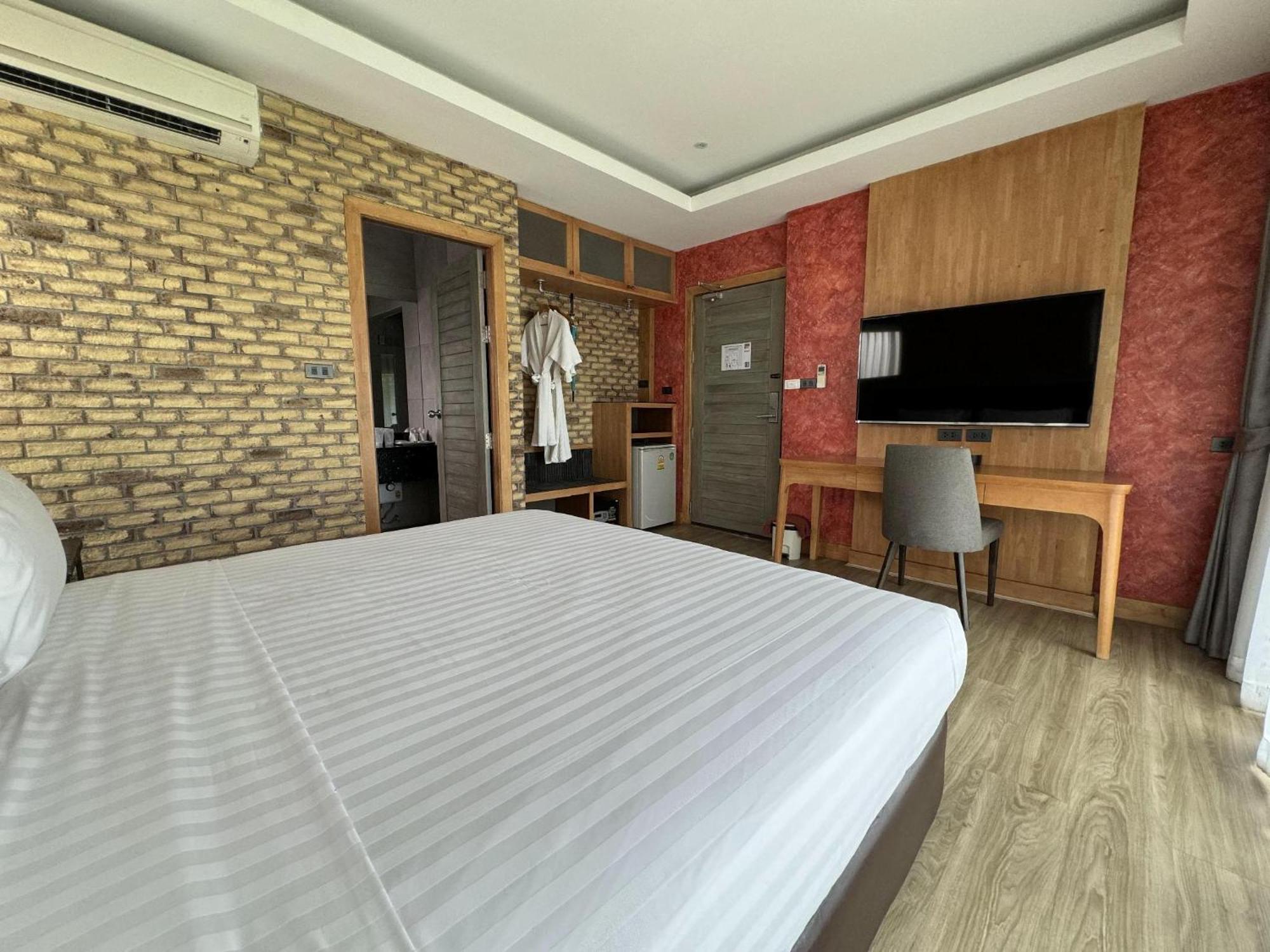 La Isla Pranburi Beach Resort Sam Roi Yot Exterior photo