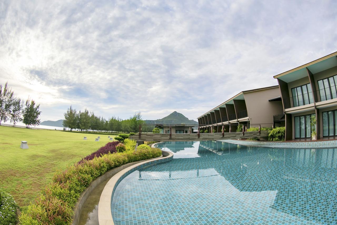 La Isla Pranburi Beach Resort Sam Roi Yot Exterior photo