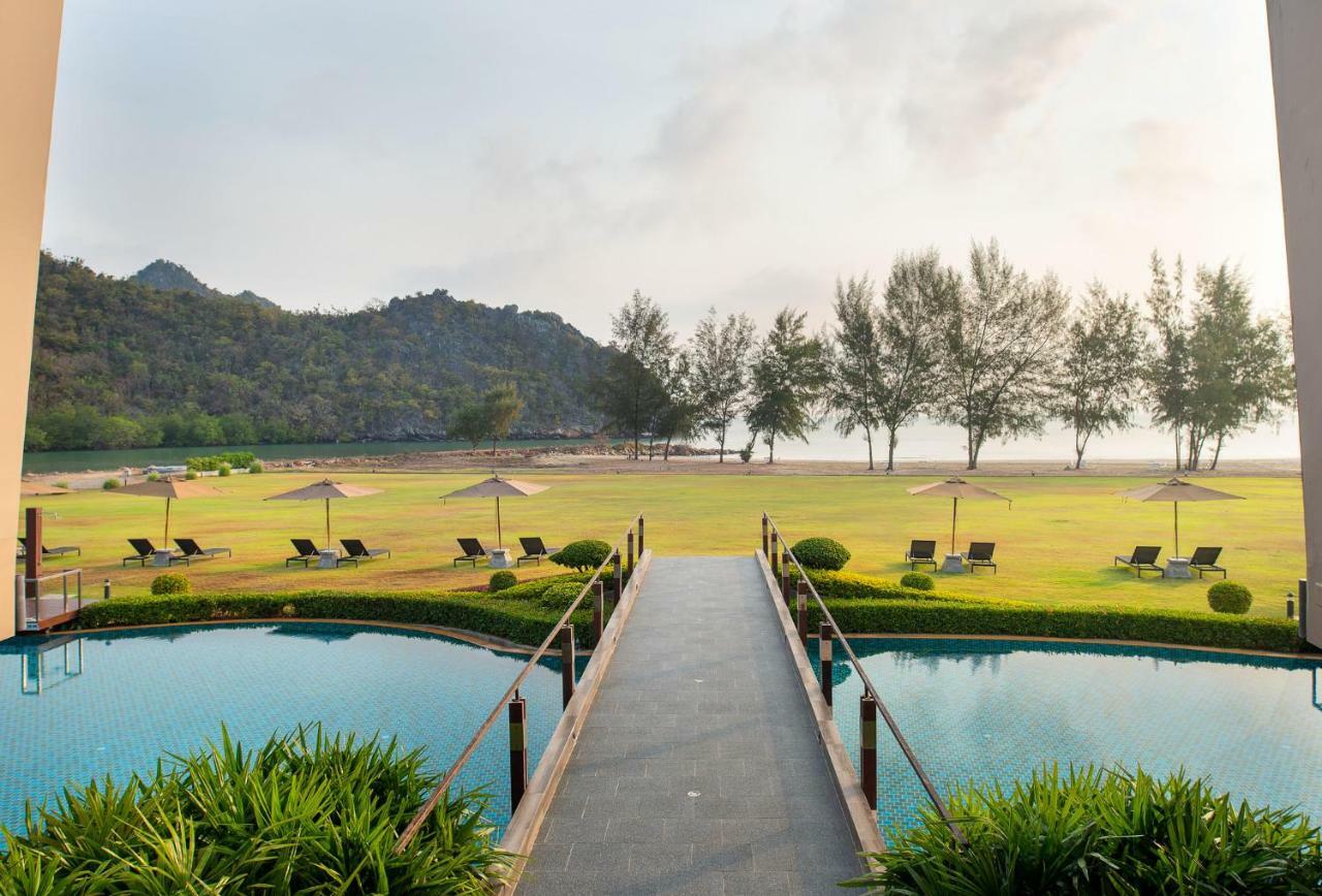 La Isla Pranburi Beach Resort Sam Roi Yot Exterior photo